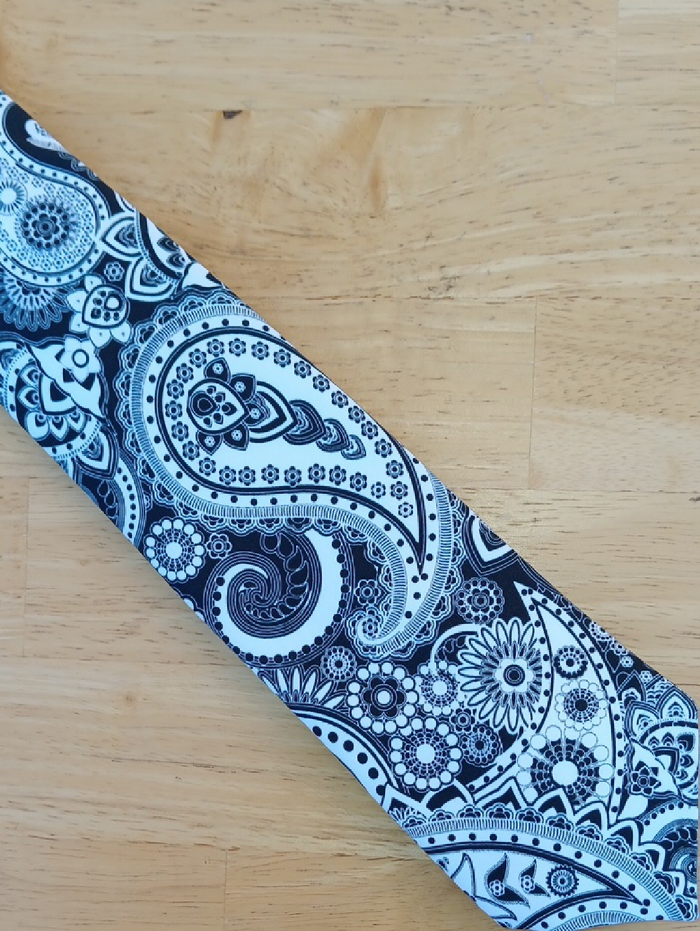 Amedeo Exclusive Black & White Paisley *PRINT* Neck Tie